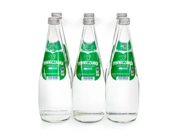 Piwniczanka Naturalna woda mineralna średnionasycona CO2  0,7 l