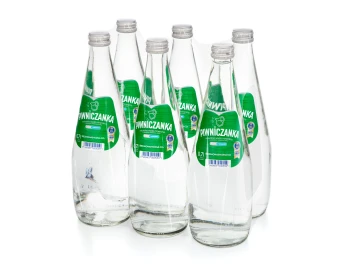 Piwniczanka Naturalna woda mineralna średnionasycona CO2  0,7 l